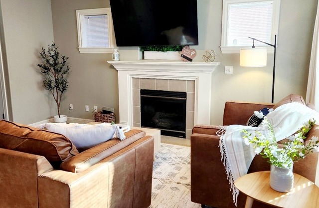 PDX - Gresham Home with King Bed, Dedicated Office, & Garage