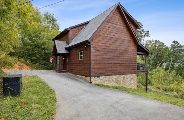 Peace and Serenity Lodge: Cabin w/Hot Tub, Games & Mountain Views in Cobbly Knob