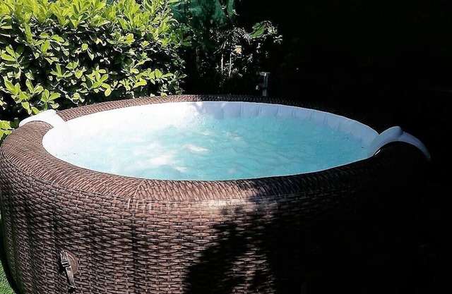PEACE OF MIND ASSURED. COMFORT, COCOONING ATMOSPHERE, JACUZZI, LARGE GARDEN......