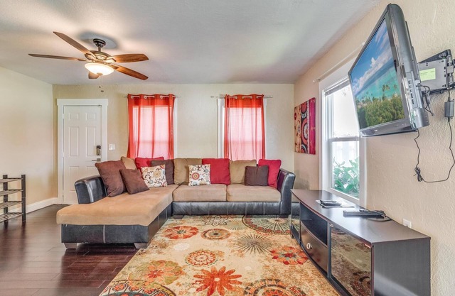 Peaceful 2/1 King home near downtown West Palm Bch & Lake Worth Beach.