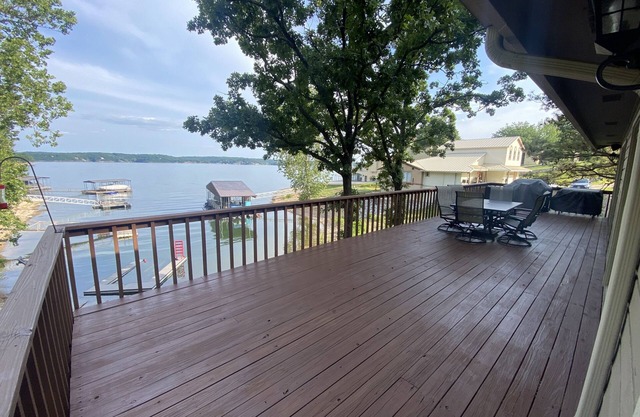 Peaceful 2 acre Lakefront Home in Duck Creek w/Boat Dock, Game Room w/Wet Bar