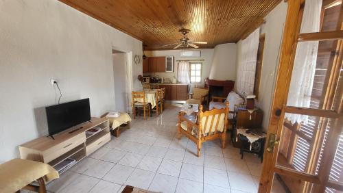 Peaceful 2-bedroom house 800m from beach