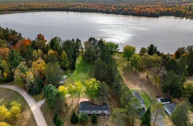 Peaceful 3-bedroom cottage on private Grass Lake.