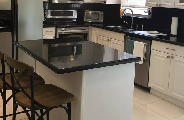 Peaceful-3 bedroom home with free parking