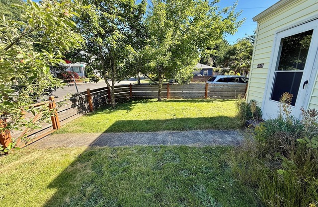 Peaceful and charming 3 Bedroom house. Fenced Yard. Wifi Pets stay for free!