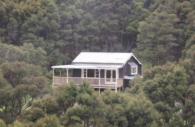 Peaceful and cosy off-grid nature hideaway, South Wairarapa
