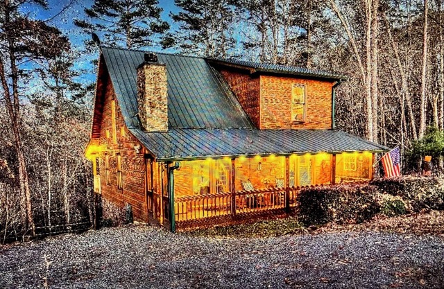 Peaceful Blue Ridge Mtn Cabin-Gated, WiFi, Hot Tub, Fire Pit, Game Room