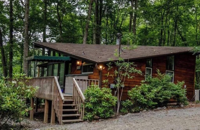 Peaceful cabin in the mountains/w hot tub