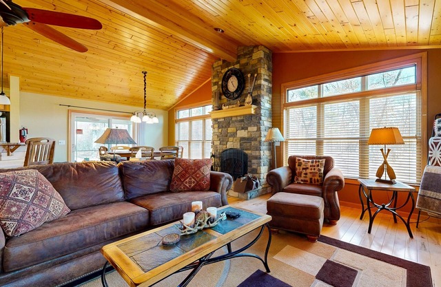 Peaceful Cabin Retreat for Golf & Lake Lovers w/pool table & games
