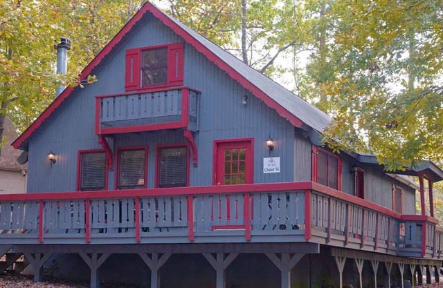 Peaceful chalet located just 1 mile from Lodge and Spa!