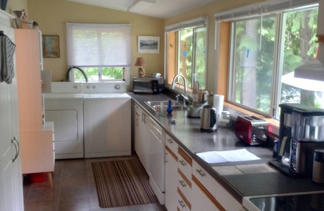 PEACEFUL Country Cottage W. Kootenay Lavender Farm, Hotsprings-Golf-Beach-Repeat