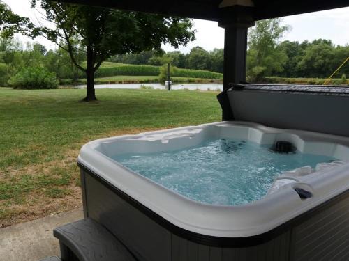 Peaceful Country Escape Pond & Private Hot Tub