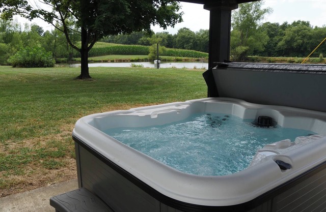 Peaceful Country Escape Pond & Private Hot Tub
