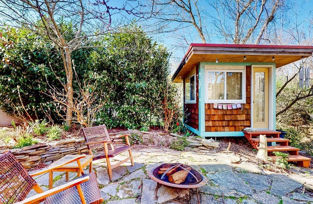 Peaceful creekside cottage in the heart of Asheville with on-site firepit