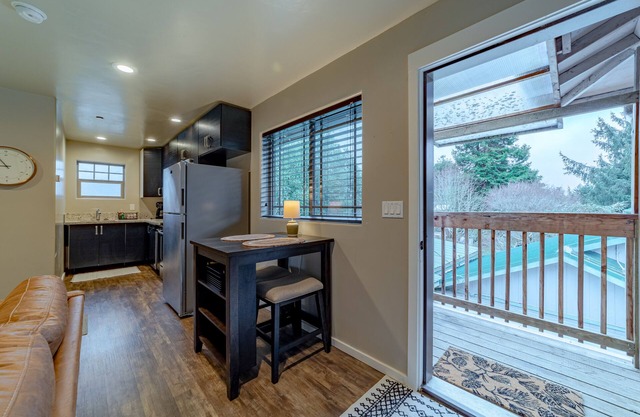 Peaceful dog-friendly house with fast WiFi, fireplace, and washer/dryer