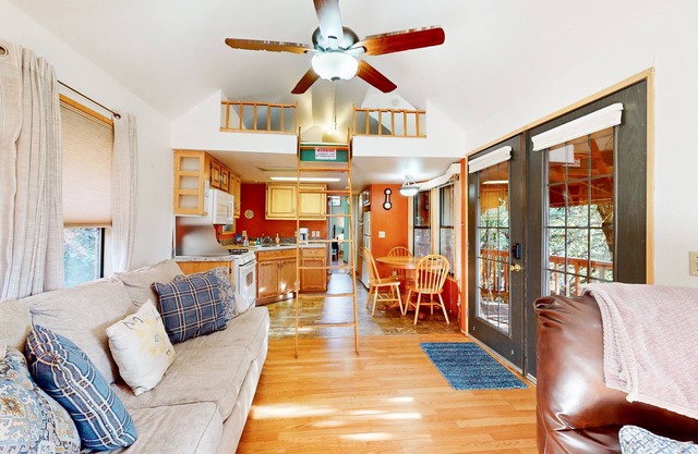 Peaceful dog-friendly cabin on the coast with great deck views