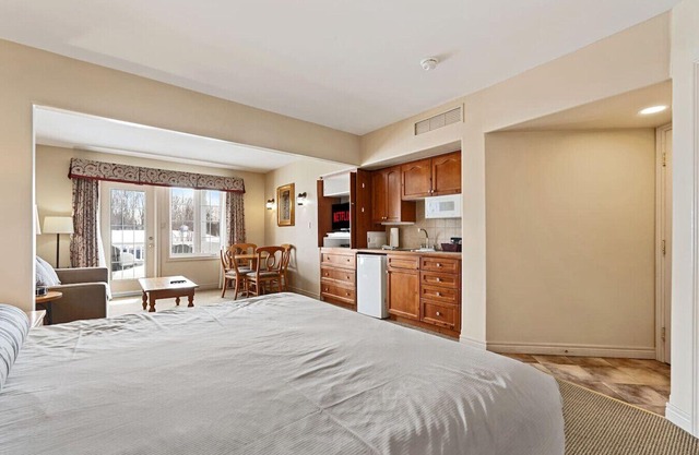 Peaceful Escape King Bed and Outdoor Activities