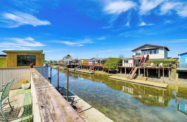 Peaceful Eureka Beach Cottage w/30-Foot Dock