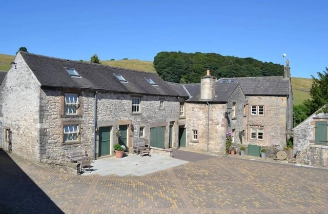 Peaceful Farm Cottage in the Peak District, close to walking trails.