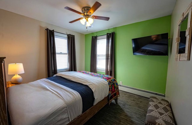Peaceful Getaway w/Dining Option Close to Downtown | Suite w/Kitchen