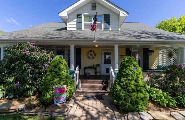 Peaceful, Historical 4 BR Airbnb: West Jefferson, NC