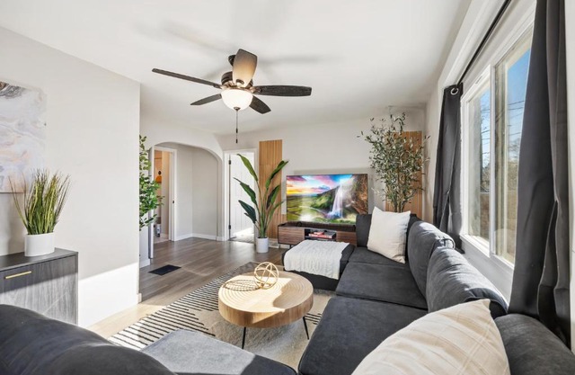 Peaceful Home w/4BR, Big Yard and amazing art