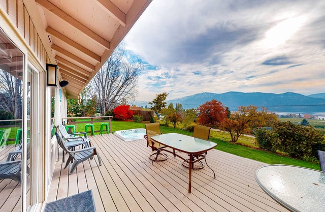 Peaceful home with private hot tub & lake views - great location near wineries