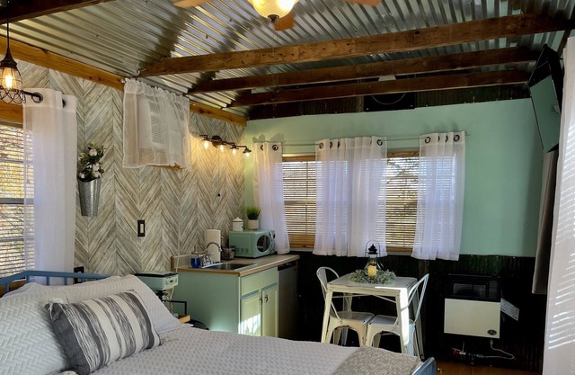 Peaceful Homespun Hideaway Tiny Cabin near RRG