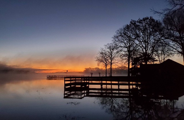 Peaceful Lake Escape – Fire Pit, Kayaks,Fishing Dock, Hammocks & Screened Porch