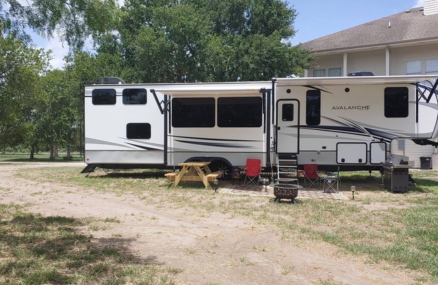 Peaceful lake front Glamping Camper across from State Park