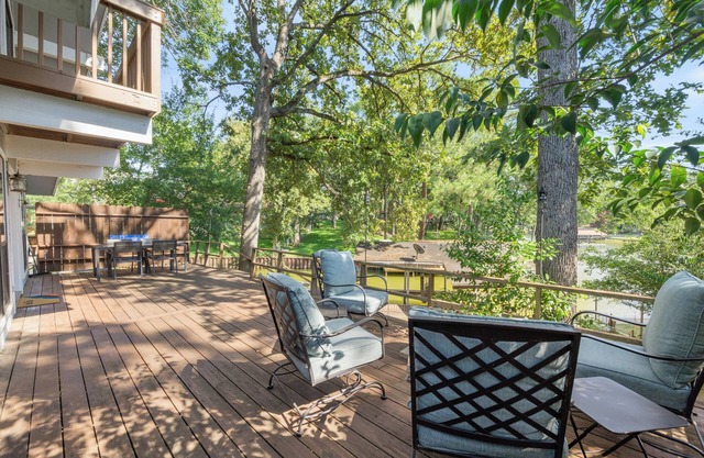 Peaceful lakefront retreat on Cedar Creek Lake! Large deck + great fishing