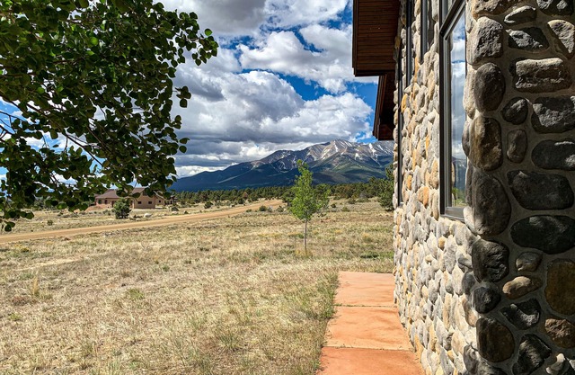 Peaceful Mountain getaway, 3 bath, Spectacular views! Coffee in the cupboard!