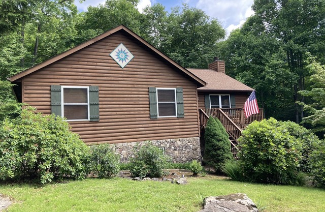 Peaceful mountain living! Backyard creek, hot tub, fire pit with mountain views