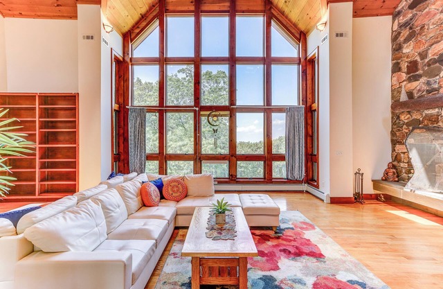 Peaceful Mountian Oasis: Firepit, Hot Tub, Sauna!