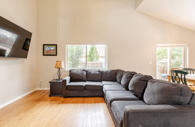 Peaceful neighborhood home, spacious & cozy with plenty of beds!