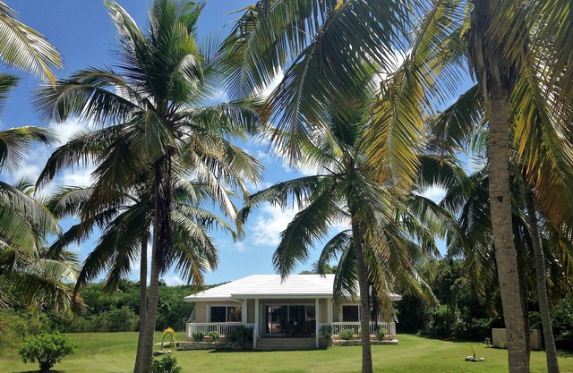 Peaceful Palms: 2 BD, 2 BATH, A/C, Wifi, minute walk to Ten Bay Beach.