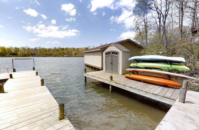 Peaceful Perch- Public Side Lake Anna, Deep Water Cove, Kayaks