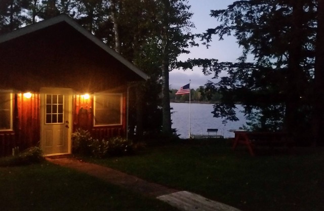 Peaceful Privacy Lakeside, Private Dock, Great Sunsets, Free WiFi & Cable-Mercer