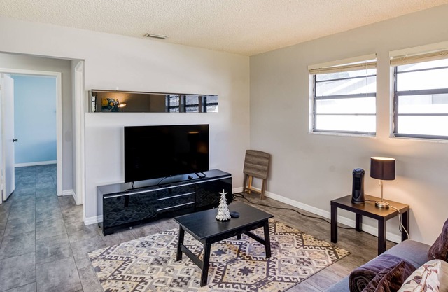 Peaceful residential retreat with golf course views, screened lanai, & home gym