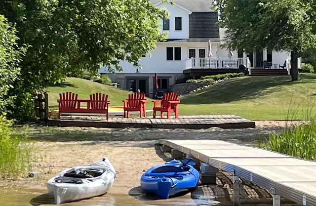 Peaceful Retreat for Families/Couples/Groups - All Sports Lake w/Kayaks & SUP's