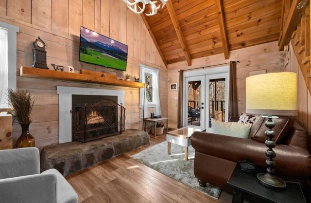Peaceful Side of the Smokies! Hot Tub! Sleeps 6.