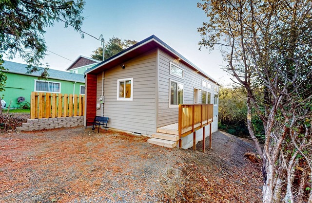 Peaceful & sun-soaked coastal retreat with W/D - steps to downtown & the beach