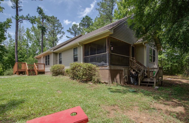 Peaceful Valley Getaway sleeps 8 with private lake views!