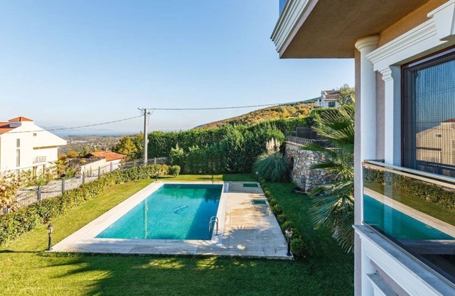 Peaceful Villa with a Garden in Kartepe