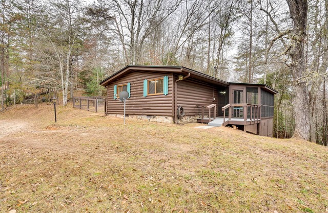 Peaceful Warne Cabin: Fenced Yard & Screened Porch