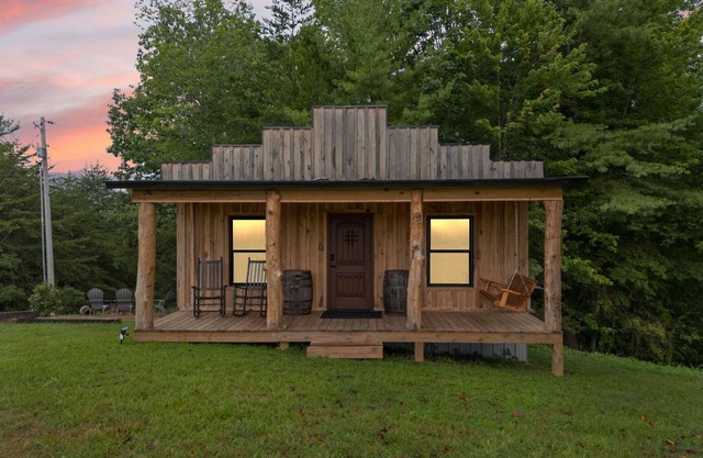 Peaceful Western Style Cabin near Muir Valley!