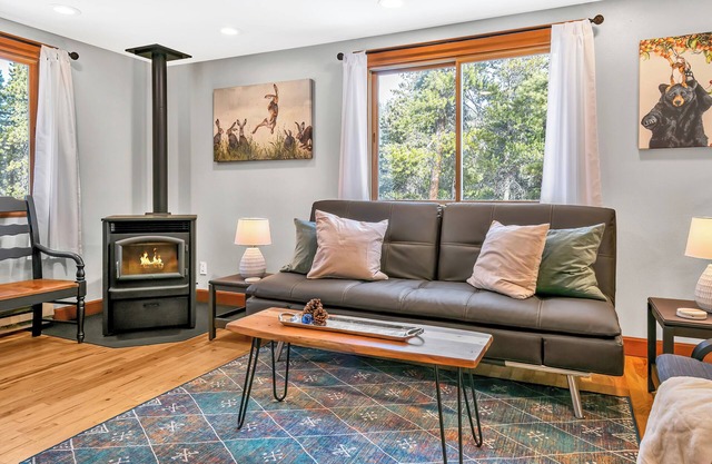 Peaceful Wooded 2-bedroom Family Friendly Modern Retreat - 30 Day+ Stay Only