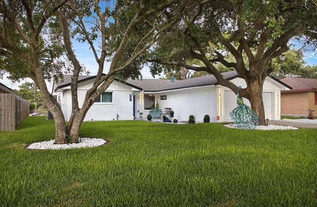 Peacock Bluff: A modern coastal 3BR/2BA retreat in Flour Bluff near the beach