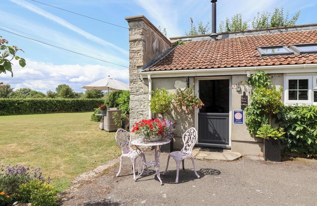 PEAR TREE COTTAGE, romantic, character holiday cottage in Mark