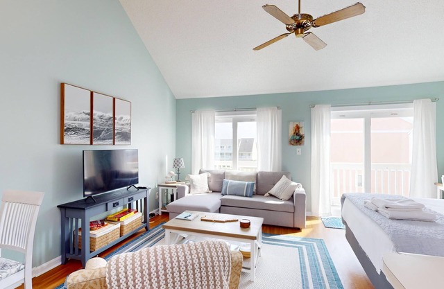Pebble Beach F305 - Poolside studio, short walk to the beach
